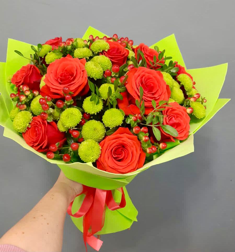 Букет цветов из: Хризантемы и Розы в Выборге