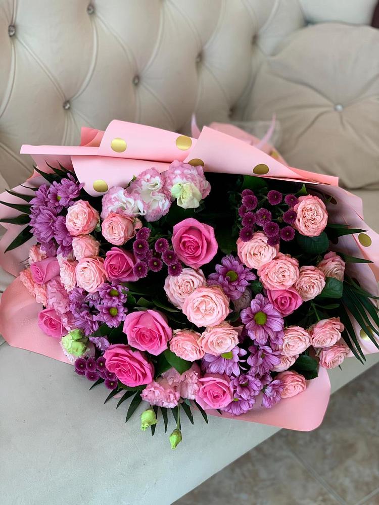 Букет цветов из: Хризантемы, Розы и Лизиантусы в Выборге