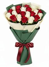 Букет Микс из красных и белых роз в Выборге