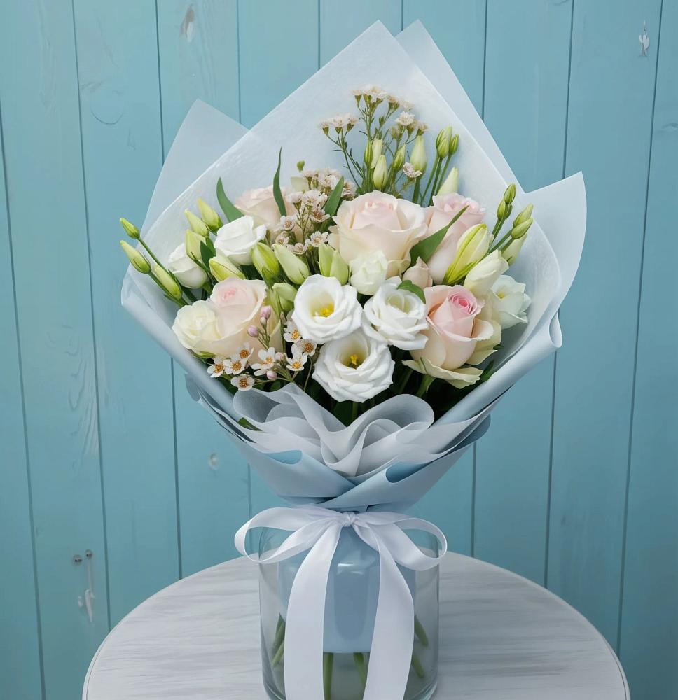 Букет цветов из: Розы и Лизиантусы в Выборге