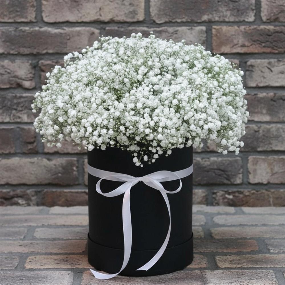 Цветочная композиция из Гипсофила в шляпной коробке в Выборге