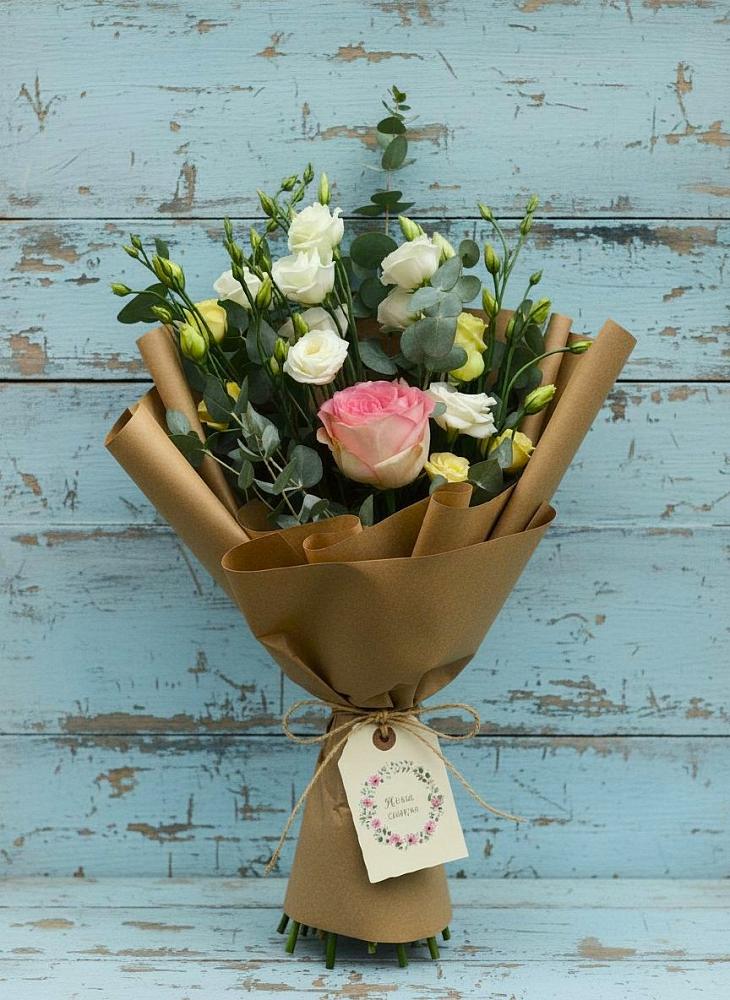 Букет цветов из: Розы и Лизиантусы в Выборге