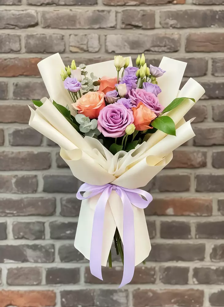 Букет цветов из: Лизиантусы и Розы в Выборге