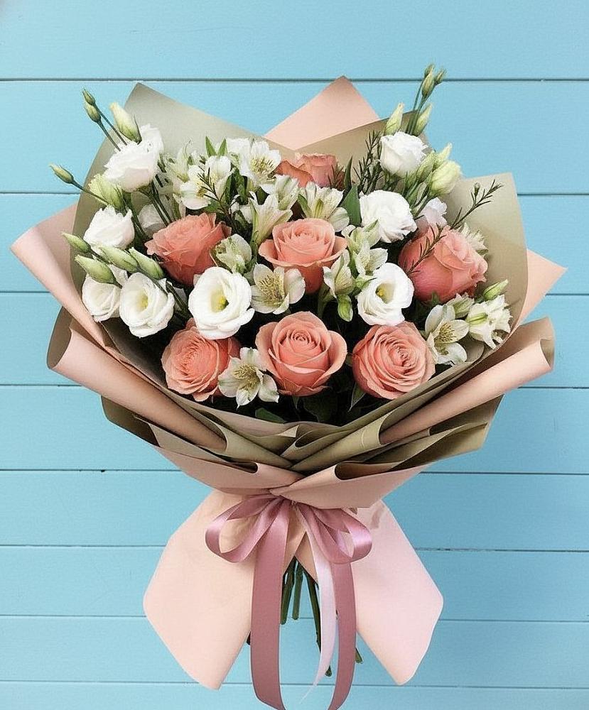 Букет цветов из: Розы, Альстромерии и Лизиантусы в Выборге
