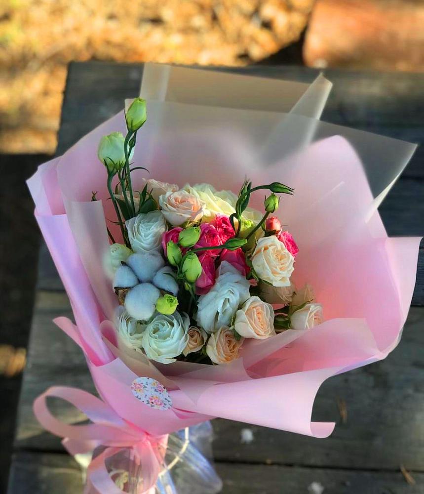 Букет цветов из: Розы и Лизиантусы в Выборге