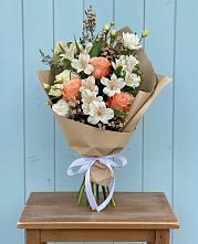Букет цветов из:  Альстромерии, Лизиантусы, Розы и Хризантемы в Выборге