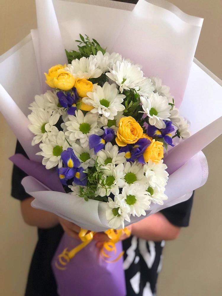 Букет цветов из: Ирисы, Хризантемы и Розы в Выборге
