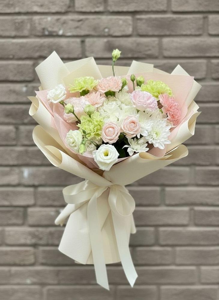 Букет цветов из: Гвоздики, Розы, Лизиантусы и Хризантемы в Выборге