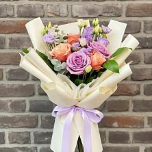 Букет цветов из:  Лизиантусы и Розы в Выборге