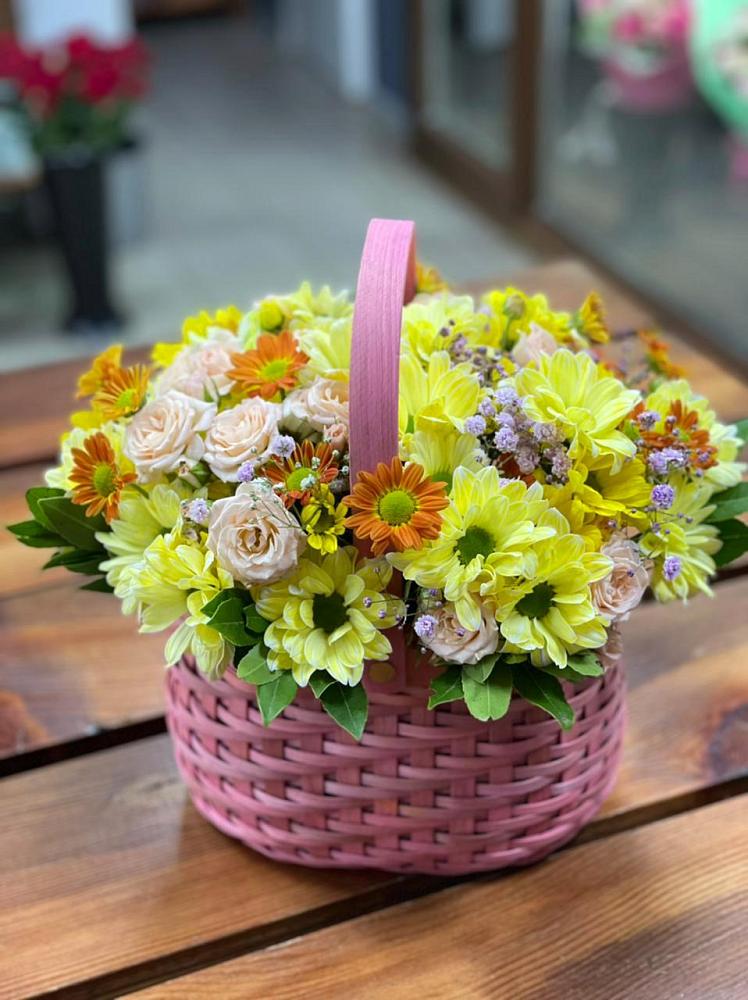 Цветочная композиция из Хризантемы и Розы в корзине в Выборге