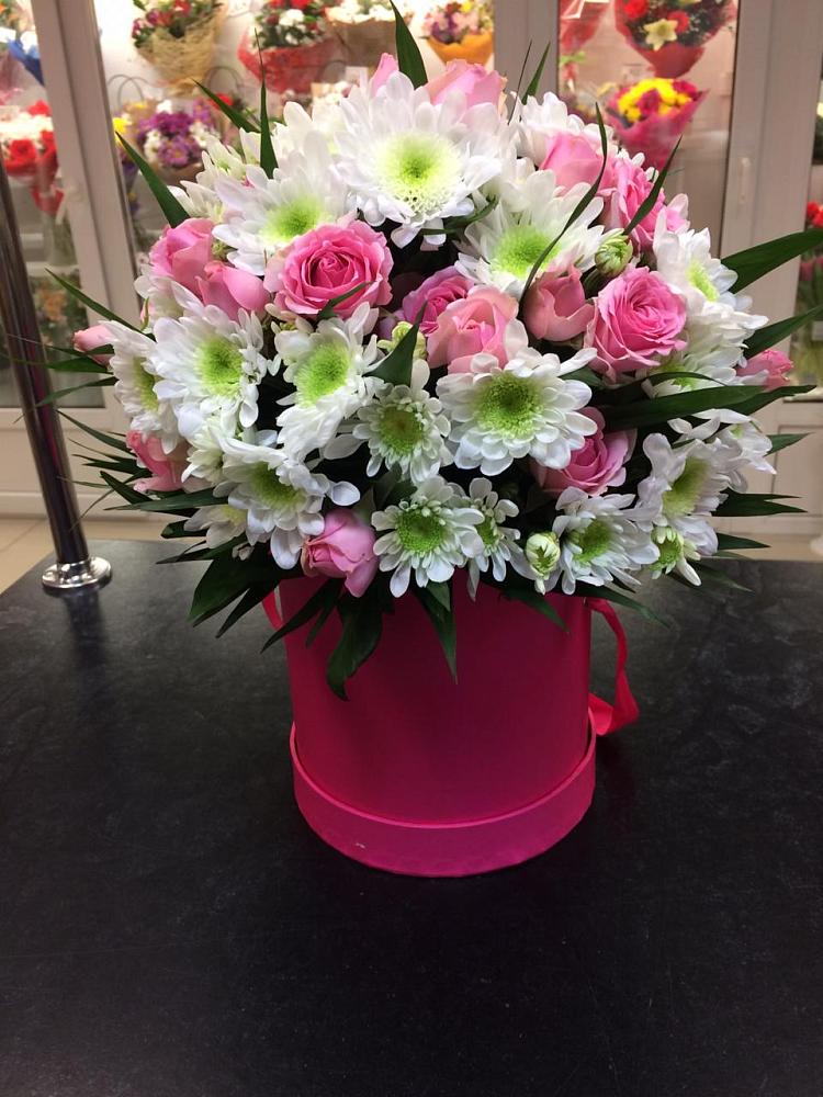 Цветочная композиция из Розы и Хризантемы в шляпной коробке в Выборге