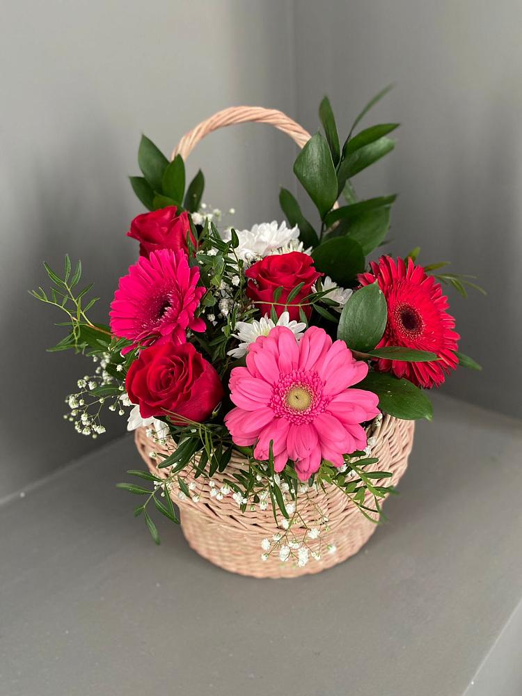 Цветочная композиция из Розы, Хризантемы и Герберы в корзине в Выборге