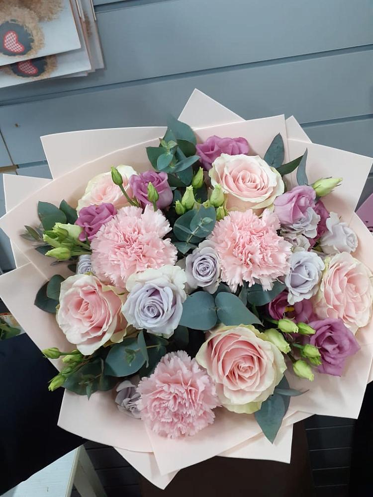 Букет цветов из: Розы, Гвоздики и Лизиантусы в Выборге