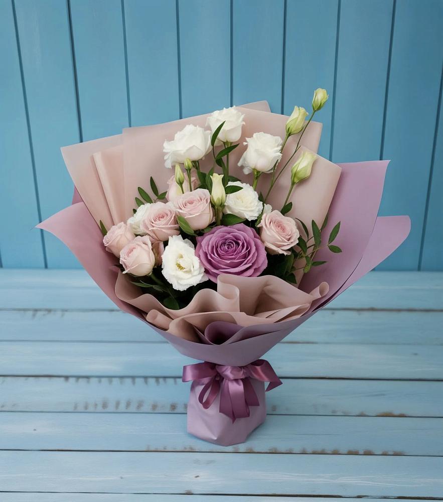 Букет цветов из: Розы и Лизиантусы в Выборге